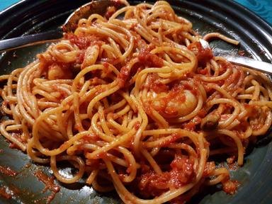 The tomato and pasta mixed in a pasta bowl and ready to eat.